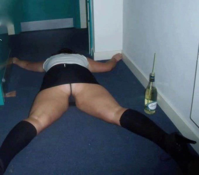 Пьяные голые девки отрываются 15 фото эротики