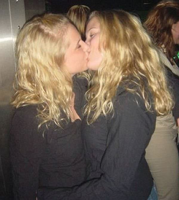 Французский поцелуй подружек фото