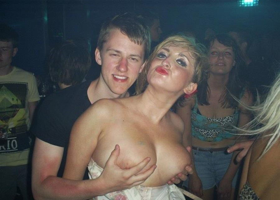 В клубе пьяные девушки с голыми сиськами