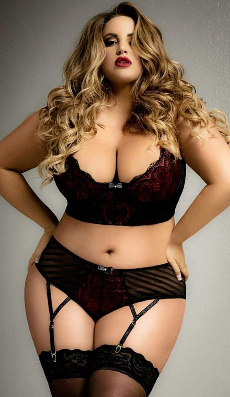 Красивая толстушка в сексуальном нижнем белье фото