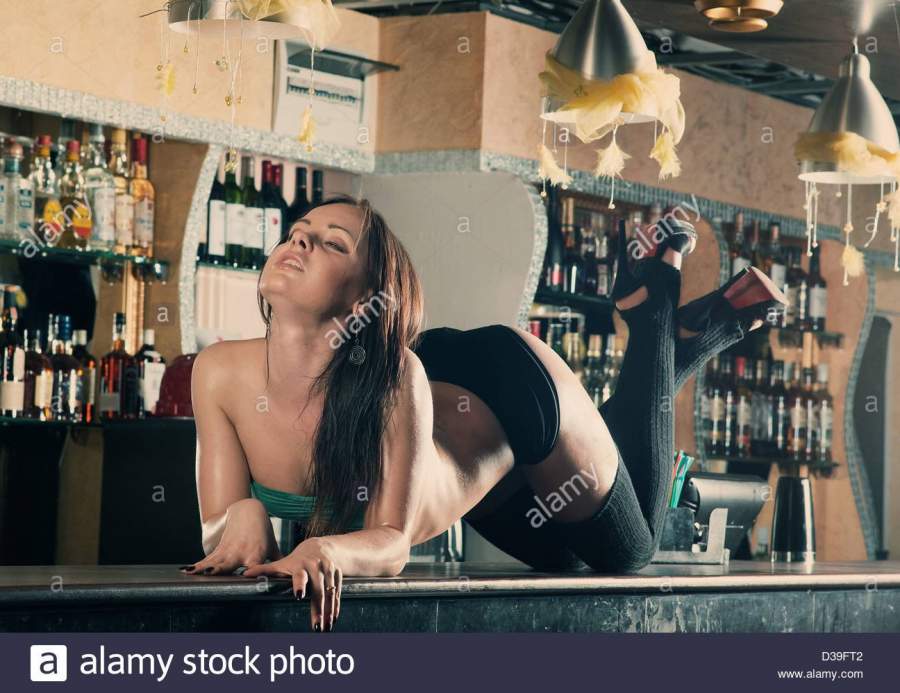 Игривая киска на барной стойке - секс фото 
