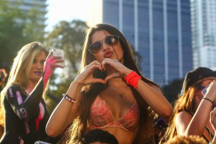 Девушки с "Ultra Music Festival" в Майами 2020