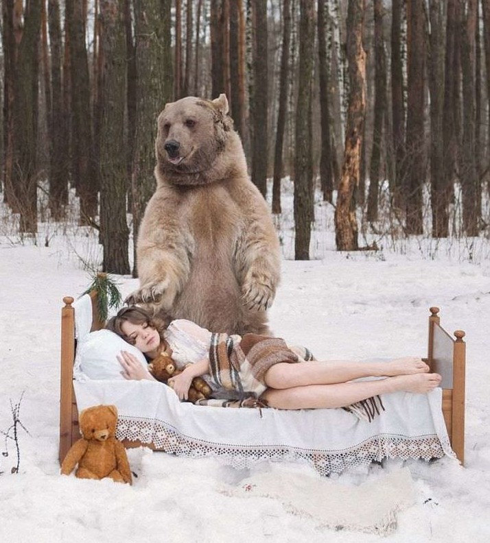 Эротика Фото: Машенька и медведь