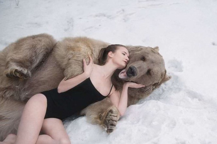 Эротика Фото: Машенька и медведь
