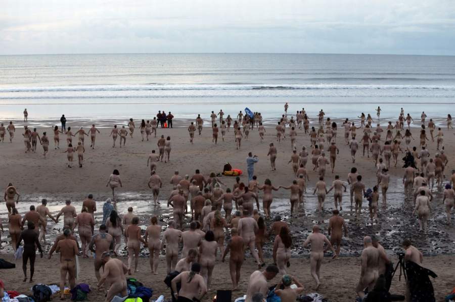 600 голых чуваков искупались в прохладном Северном море
