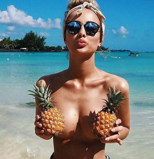 Тренд инстаграма, красивые девушки фотографируются топлес, прикрывая ананасами голую грудь