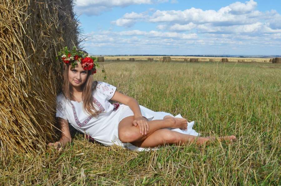 Голые славянские девушки в полях и деревнях (49 фото)