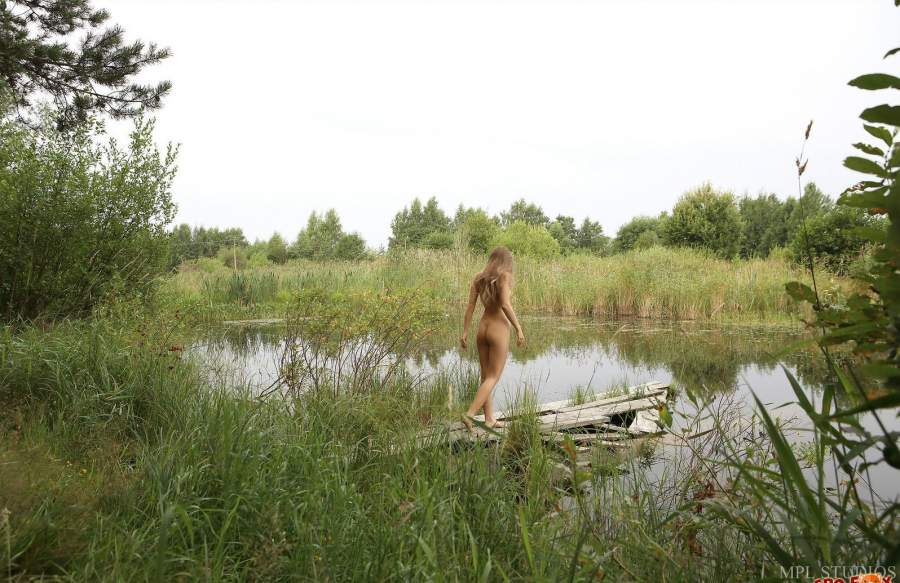 Фото: Обнаженная русская девушка на берегу реки