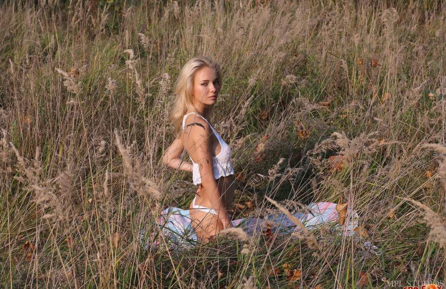 Фото: Красивая блондинка с натуральной грудью разделась на траве