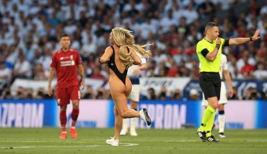 Девушка российского видеоблогера выбежала на поле во время финала Лиги чемпионов