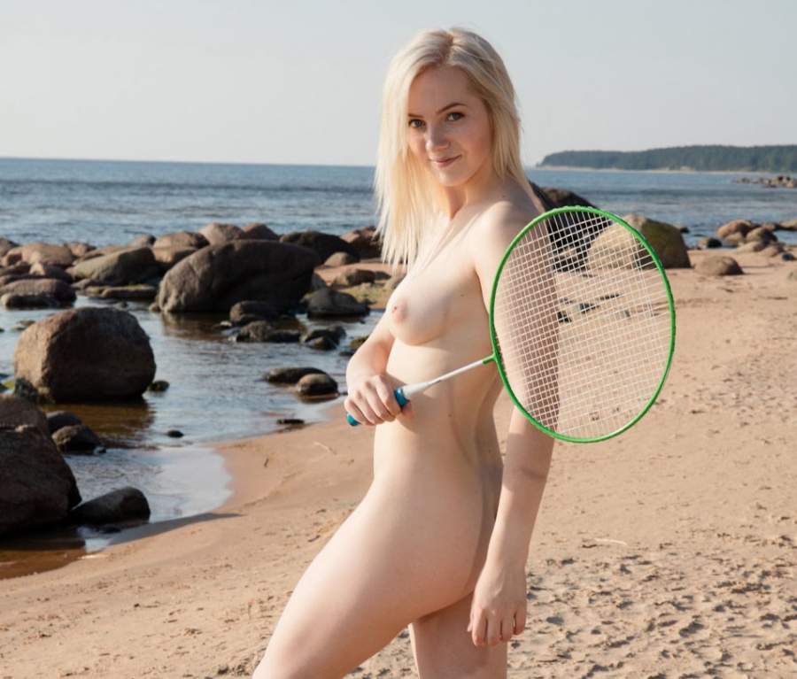 Моя жена блондинка без купальника на пляже