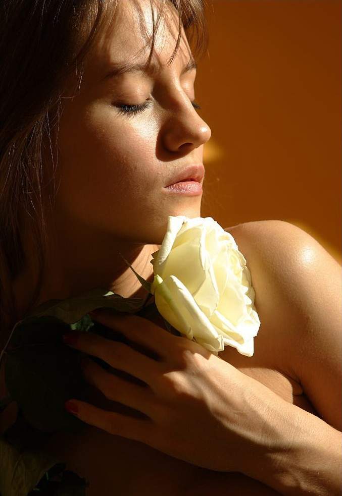 Дикая голая девушка с белой розой: воплощение красоты и дерзости