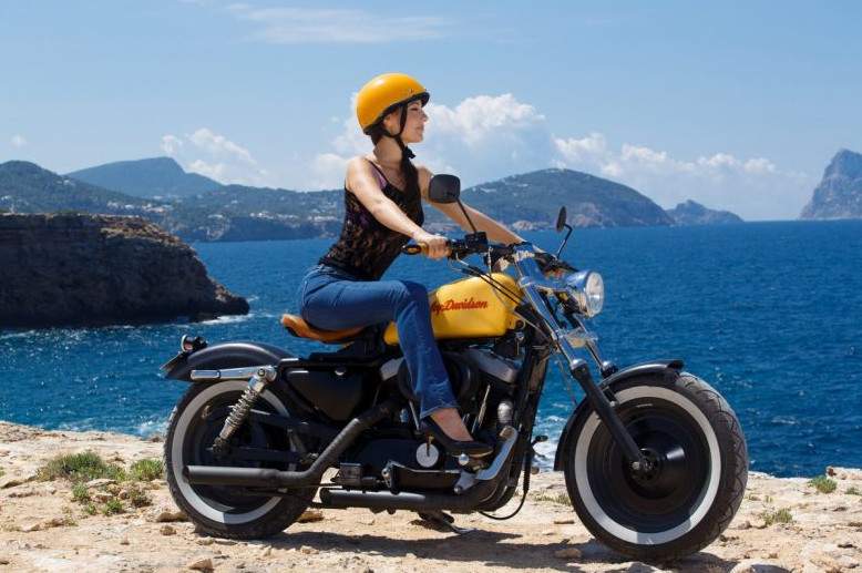 Сексапильная девушка с мощным мотоциклом: горячие голые фото