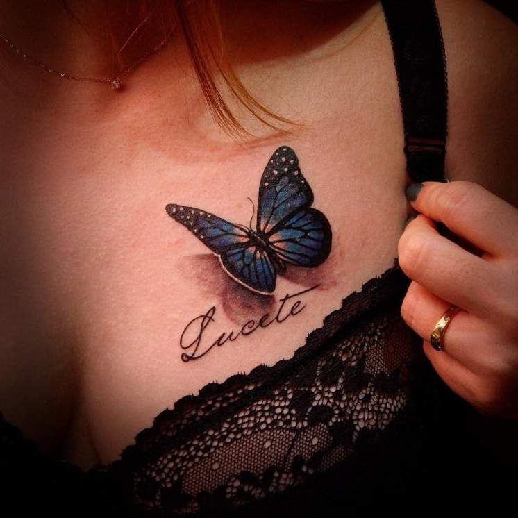 Красивая девушка с бабочкой на груди на фото