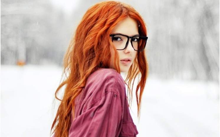Прекрасная рыжеватая красивая девушка в очках на фото
