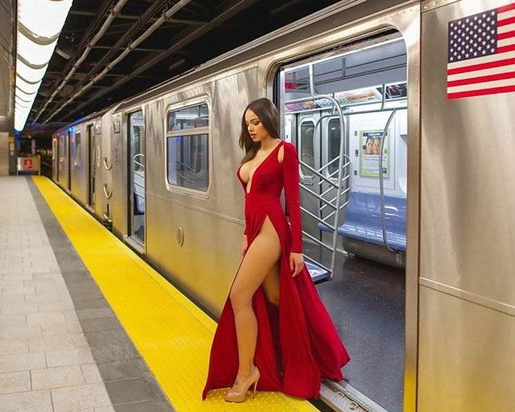 Красивая девушка с огромной грудью в метро