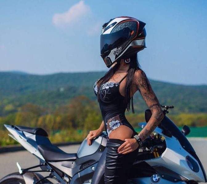Очаровательные женщины прекрасные мотоциклистки