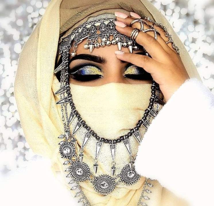 Очаровательные женщины в хиджабе прекрасные с украшениями на фото