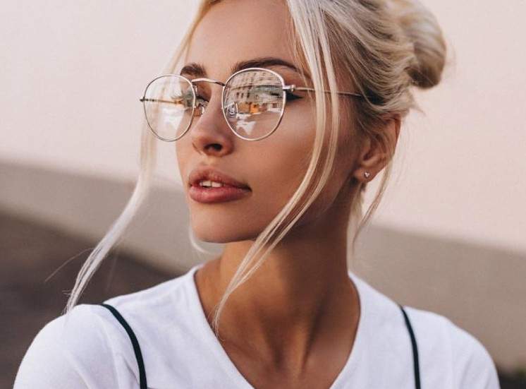 Прекрасная красивая девушка в круглых очках