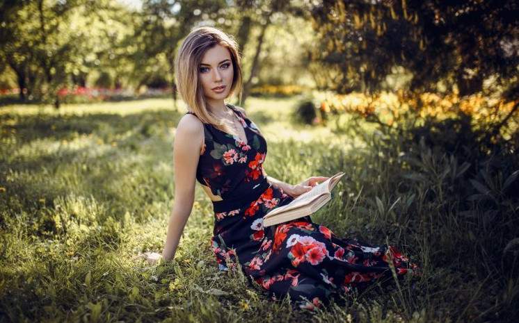 Прекрасная российская красивая девушка на природе на фото