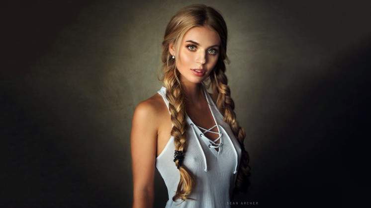 Прекрасная российская красивая девушка с косой