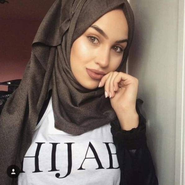 Прекрасные очаровательные женщины кавказа в хиджабе на фото