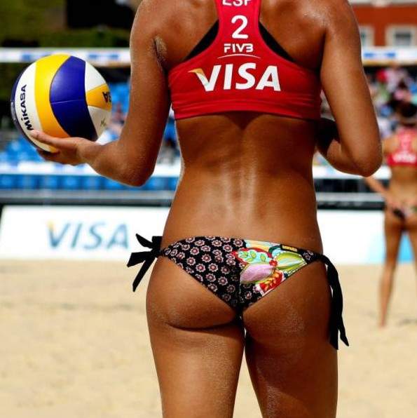 Прекрасные очаровательные женщины в пляжном волейболе
