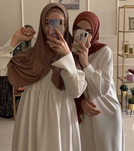 Прекрасные покрытые очаровательные женщины в хиджабе