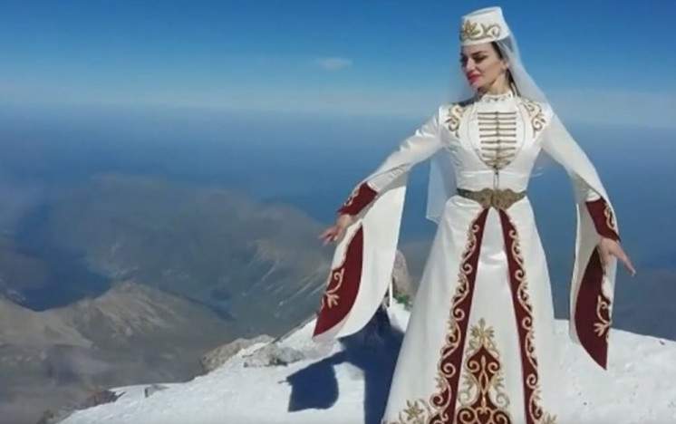 Прекрасный танец кавказской очаровательные женщины на фото