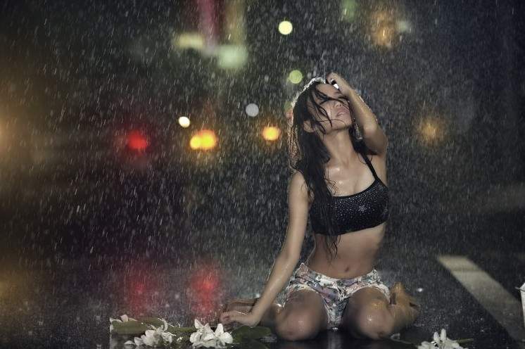 Привлекательная красивая девушка под дождиком