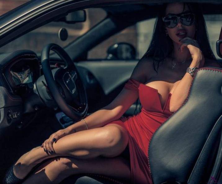 Привлекательная красивая девушка в машине на фото