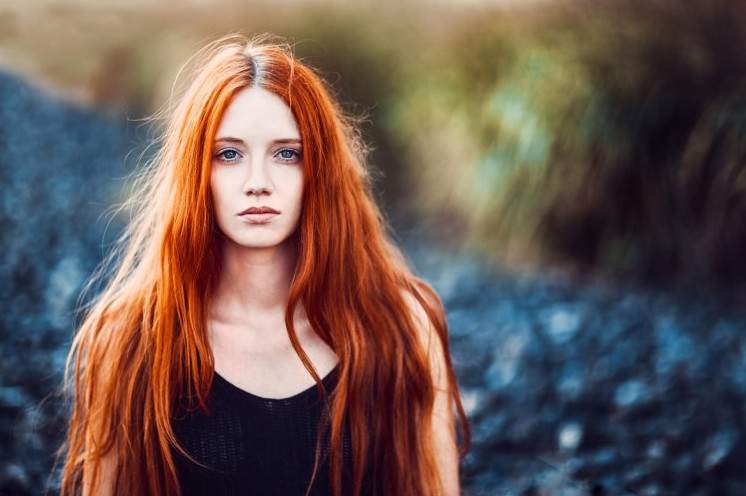 Рыжеватая прекрасная красивая девушка с длинющими волосами на фото