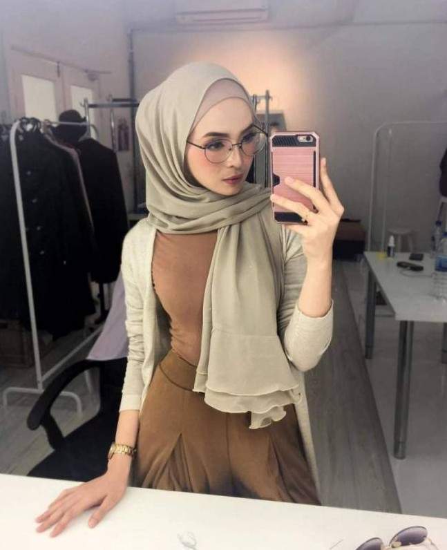 Секси очаровательные женщины в хиджабе на фото