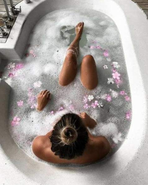 Жгучая красивая девушка в ванне на фото
