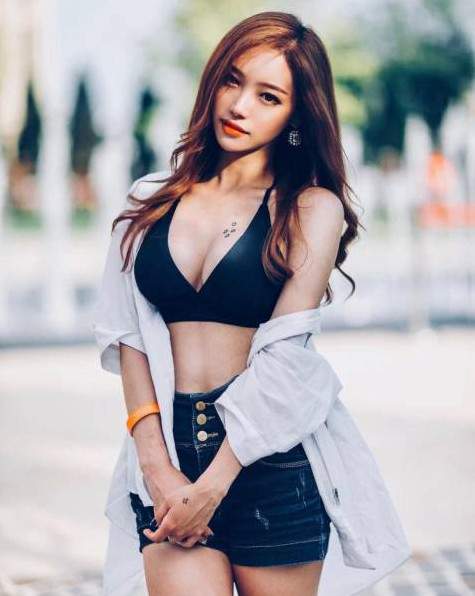 Красивая девушка азиатка модель