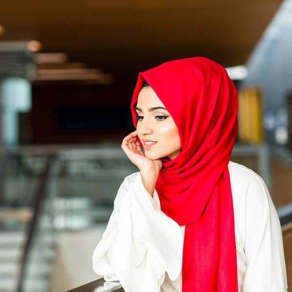 Прекрасная красивая девушка в платке мусульманка