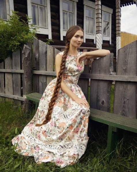 Российская красивая девушка в прекрасном красивое платье