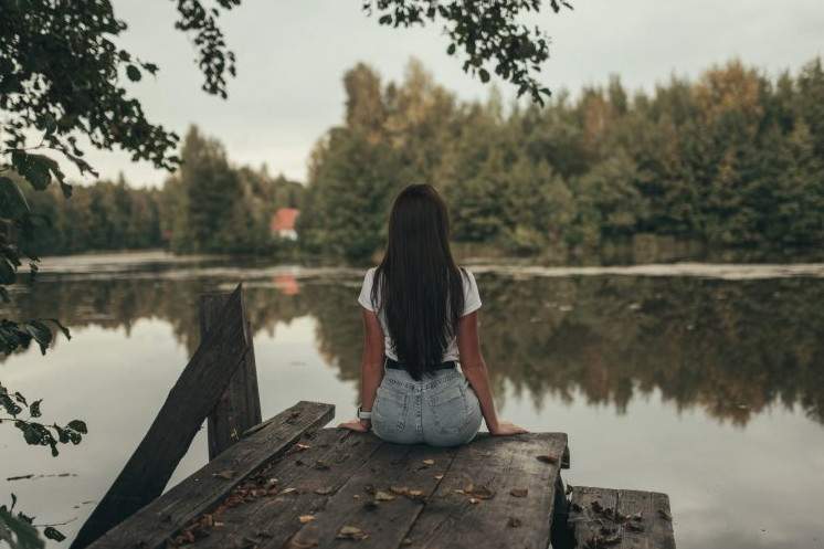 Девушка с черными волосами на берегу реки