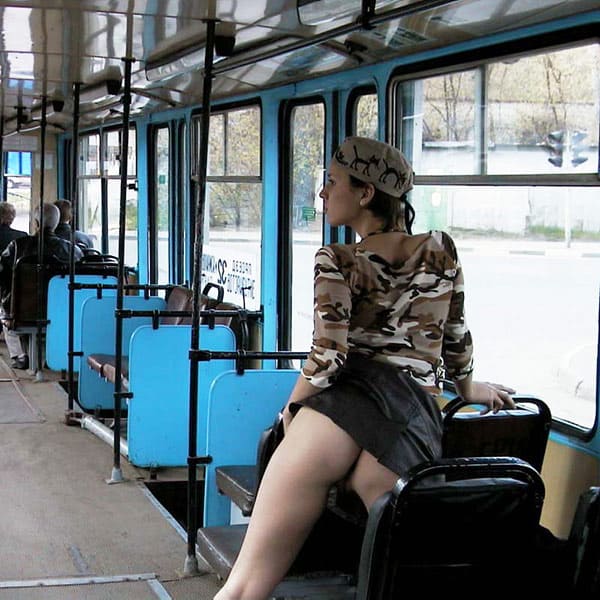 Голая нимфоманка в трамвае (фото ню)