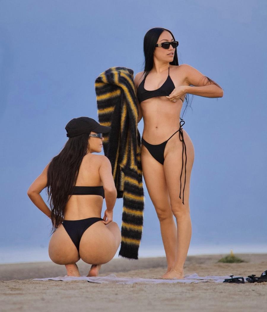 Фотомодель Kim Kardashian в бикини